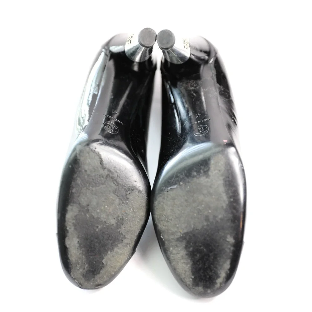 Chanel Black Patent Leather CC Logo Silver Heel Pumps Size 41 Made in‎ Italy